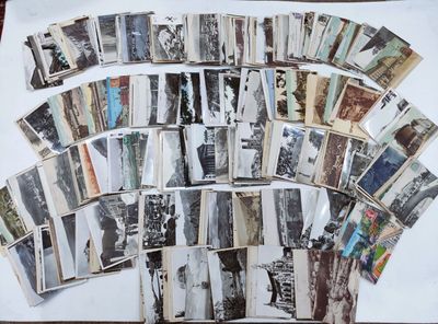 beaucoup de vieilles photos sur la table
