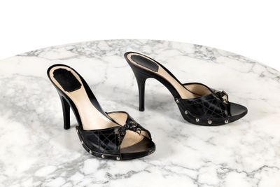 une paire de chaussures noires à talons hauts posée sur une table en marbre