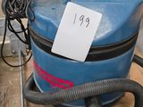 un aspirateur bleu posé par terre