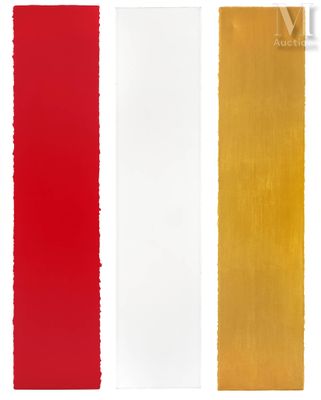 quatre couleurs de papier différentes sur fond blanc