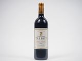 une bouteille de vin rouge posée sur une table blanche