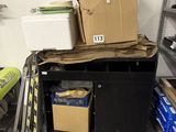 une pile de cartons, les uns sur les autres, sur une étagère dans une pièce