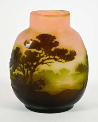 GALLE - Vase pansu en verre multicouche, décor dégagé à l'ac…