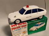 une voiture jouet posée sur une boîte