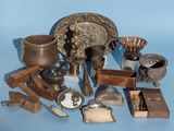 de nombreux objets anciens disposés sur un fond bleu