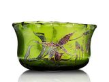 un bol en verre vert orné d'un motif représentant un oiseau