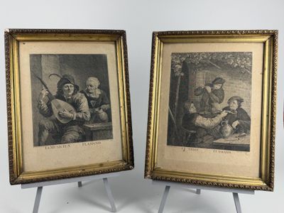deux photos encadrées représentant des hommes jouant d'un instrument devant un fond blanc