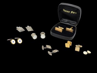 Collection de boutons de manchette comprenant: