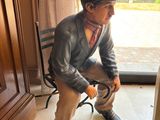 une statue représentant un homme assis sur une chaise