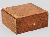 une image représentant une petite boîte en bois munie d'un cadenas