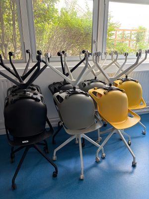 de nombreuses chaises alignées devant une fenêtre