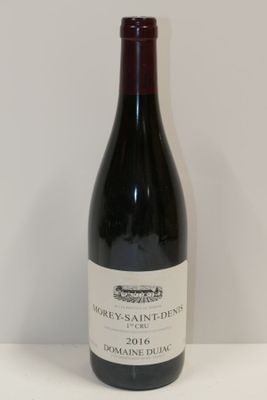 une bouteille de vin posée sur une table
