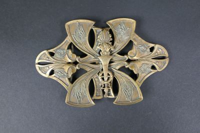 Boucle de ceinture en laiton ciselé à décor de torche et mot…