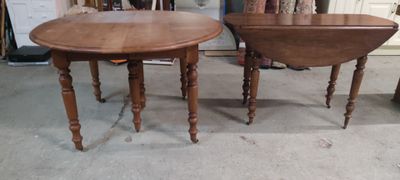 paire de tables anciennes à abattants, avec des pieds tournés