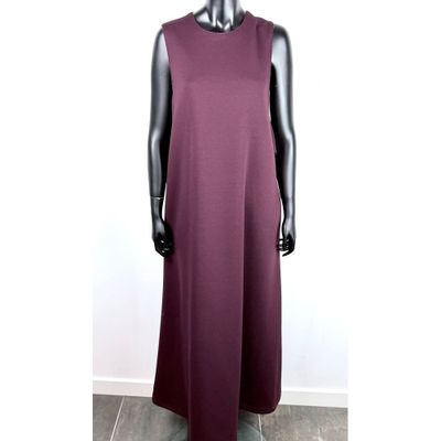 un mannequin vêtu d'une robe violette sur un mannequin mannequin mannequin mannequin mannequin mannequin mannequin mann