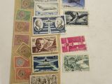 plusieurs types de timbres posés sur une table, sur fond blanc