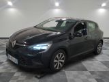 la voiture noire est garée sur un sol en damier dans le garage