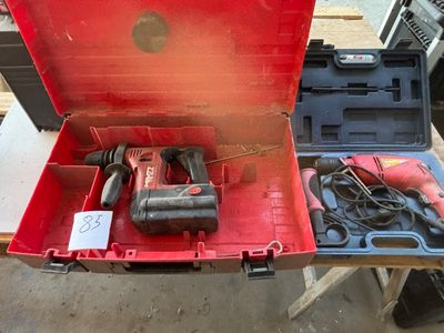 Une visseuse PANASONIC avec batteries et chargeur, un pistol…