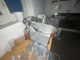 une machine posée sur le comptoir d'une cuisine