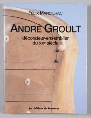 une image représentant un livre sur lequel figure une photo d'une commode en bois
