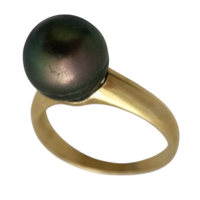 un gros plan d'une bague ornée d'une perle noire
