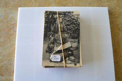 une petite boîte sur laquelle figure une image représentant une femme et un homme