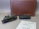 un petit circuit de train miniature avec un mode d'emploi posé sur la table