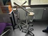 une pièce avec une chaise, une table et une fenêtre