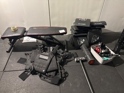 un skateboard, un appareil photo et d'autres équipements posés par terre