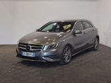 La Mercedes Classe B est garée dans une grande pièce au sol carrelé d'un motif à damier