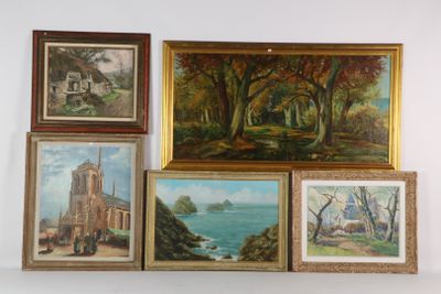 quatre tableaux accrochés au mur d'une pièce aux murs blancs