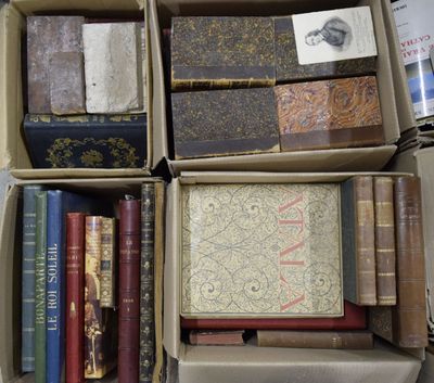 une boîte pleine de livres posée sur une table