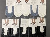 six paires de chaussettes noires et blanches à pois