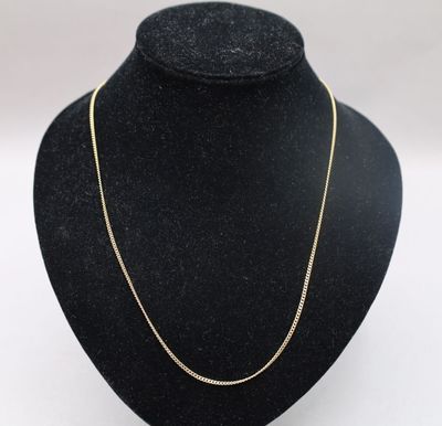 un collier à chaîne en or sur le cou d'un mannequin