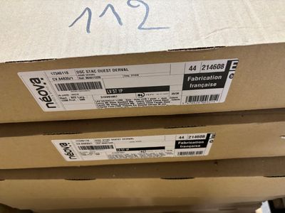 deux boîtes sont empilées sur une table