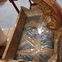 Une petite console en bois doré à décor de feuillages , blas… (photo 2)