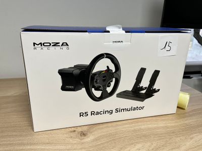 La boîte du simulateur de course est ouverte sur la table.