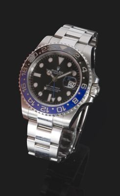 gros plan d'une montre sur une surface noire avec un fond noir