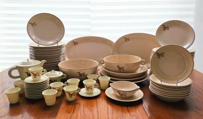 beaucoup d'assiettes et de tasses sur la table