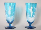 paire de vases en verre bleu ornés de motifs sur fond blanc