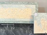 deux œuvres d'art posées sur une table