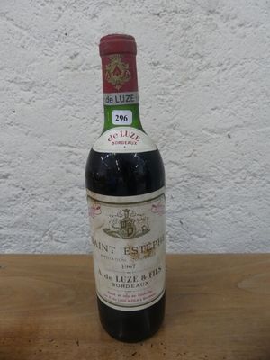 une bouteille de vin posée sur une table