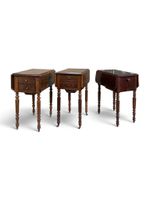 Lot de 3 tables de chevet à volets en acajou et placage d'ac…