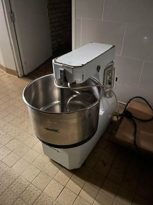 un mixeur posé par terre dans la cuisine