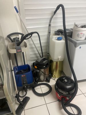 une photo d'une pièce avec un aspirateur et d'autres équipements de nettoyage