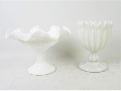 Deux coupes en verre opalin blanc à col corolle H.