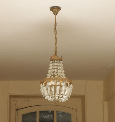 un lustre suspendu au plafond dans un couloir