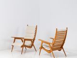 deux chaises et une table dans une pièce blanche aux murs blancs