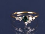 une photo d'une bague en diamant verte et blanche