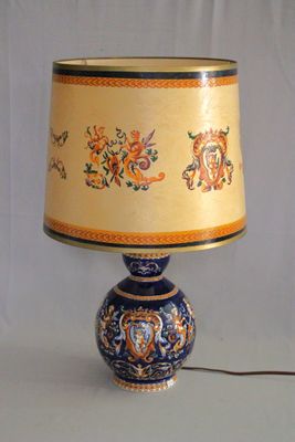 une lampe bleue et jaune munie d'un abat-jour jaune